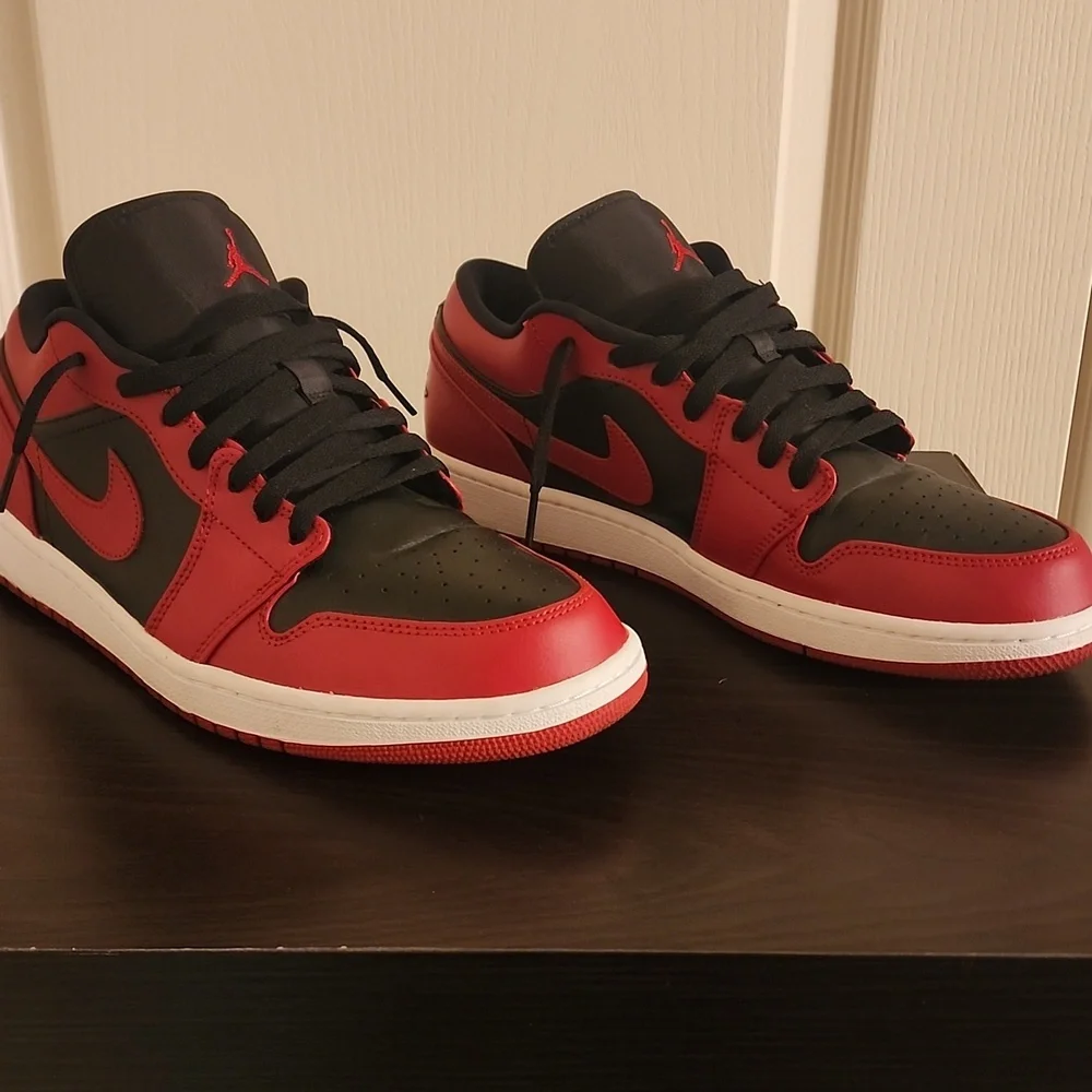 Jordan 1 Low "REVERSE BRED" - Picture 3 of 10